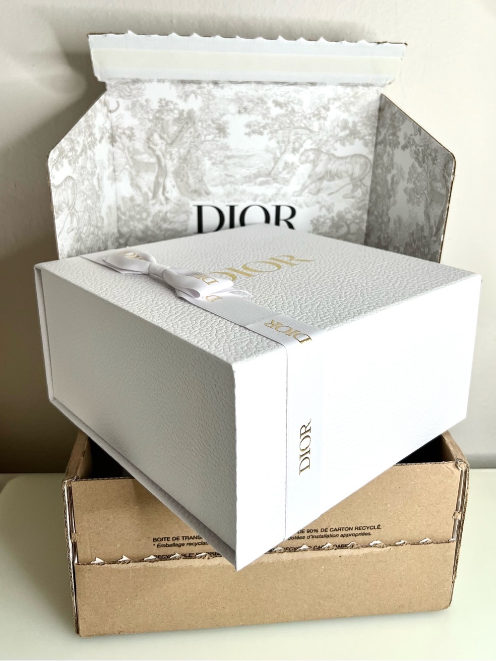 ✨Dior white empty gift box with signature ribbon and tissues✨